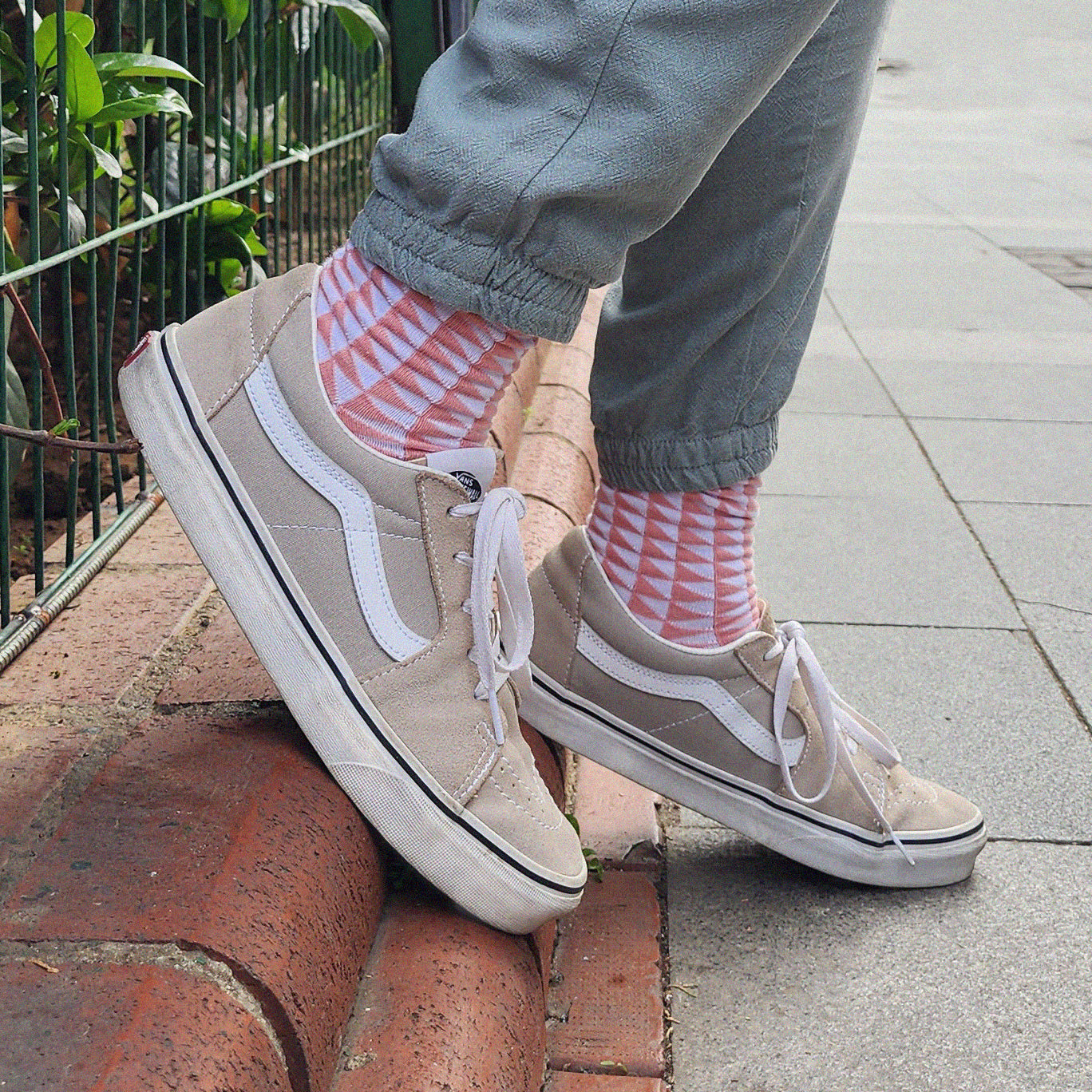 TWO TRIANGLES LIGHT PINK Açık Pembe Üçgen Desenli Unisex Çorap - sixtimesfive