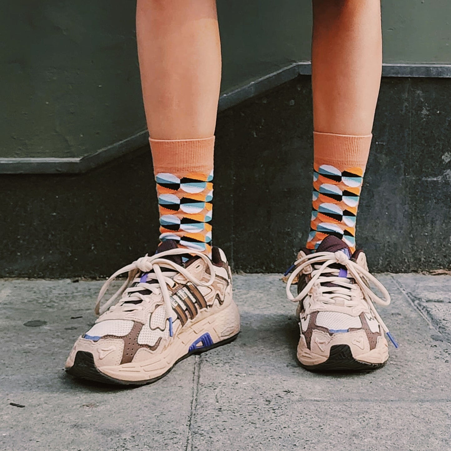 ECLIPSE ORANGE Kahverengi Turuncu Turkuaz Desenli Unisex Çorap - sixtimesfive